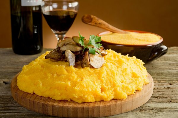 Deliciosa cena preparada con una botella de vino tinto