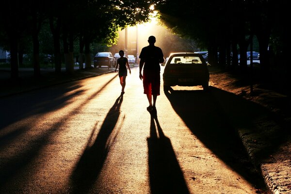 Stadtstraße. Menschen auf einem Spaziergang bei Sonnenuntergang