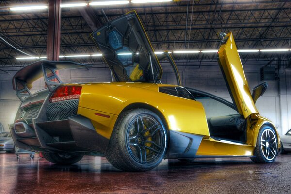 Lamborghini murcielago superveloce amarillo con puerta abierta