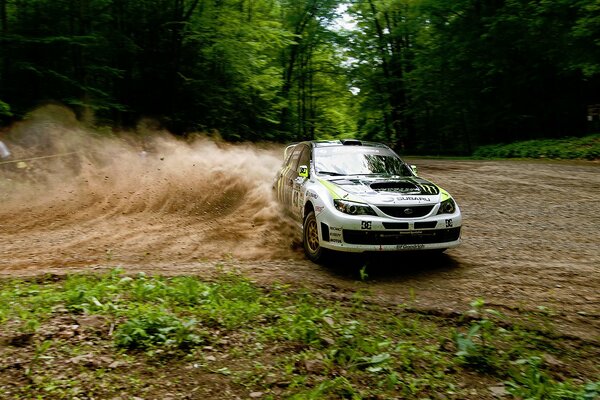 Spettacolare slittamento su una Subaru sportiva