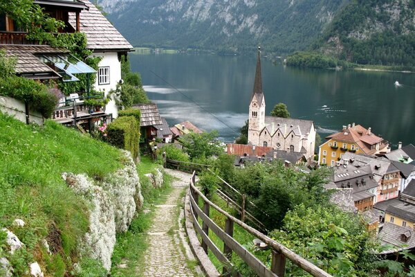 Dorzka que lleva más allá de las casas al lago de montaña