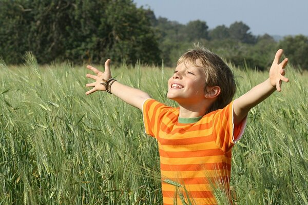 Alegre ymalchik en el fondo de la naturaleza