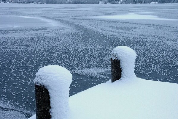 Molo invernale completamente coperto di neve