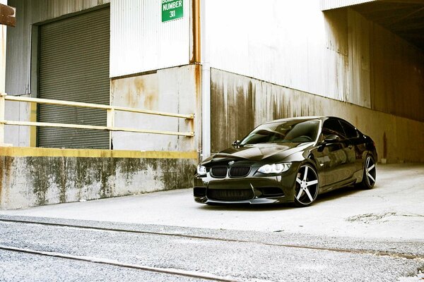 Negro brillante BMW con Llantas plateadas