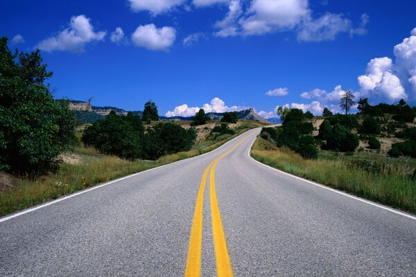 Der Weg zum Horizont. Wolken und Bäume