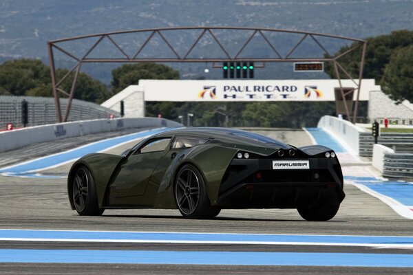 Voiture de course sur la piste arrière