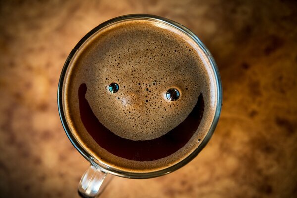 Pozytywna kawa z uśmiechniętą pianką