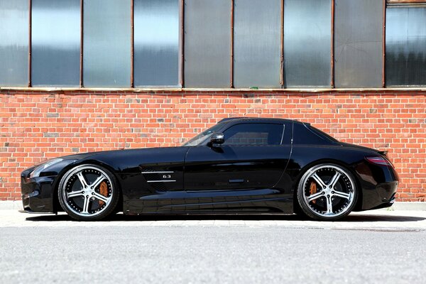 Ein getunter Mercedes SLS im AMG-Bodykit