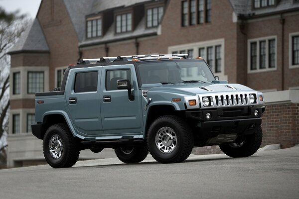 HUMMER PICK-UP DANS LA RUE DE LA PETITE VILLE