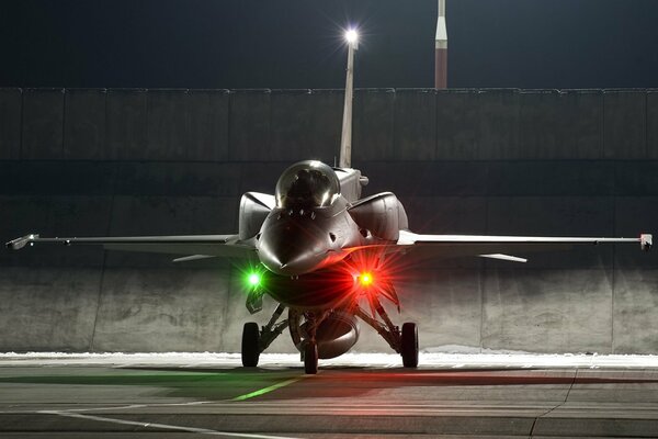 Il caccia F-16 è atterrato a terra