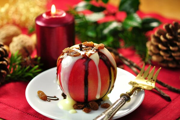 Postre de manzana, pasas y chocolate para Navidad