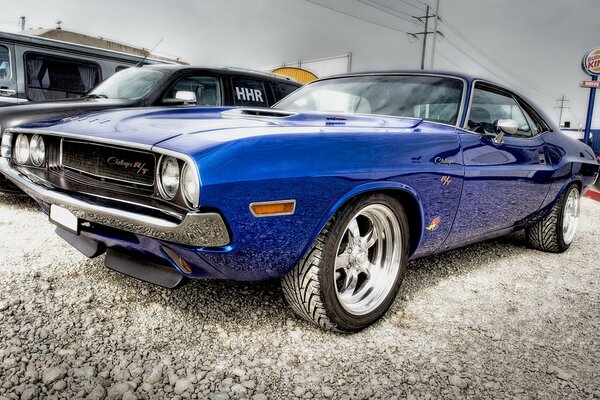 Classique Dodge Challenger sur le parking