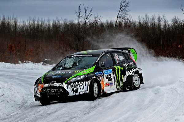 Ford fiesta von Ken Block im Schleudern im Schnee