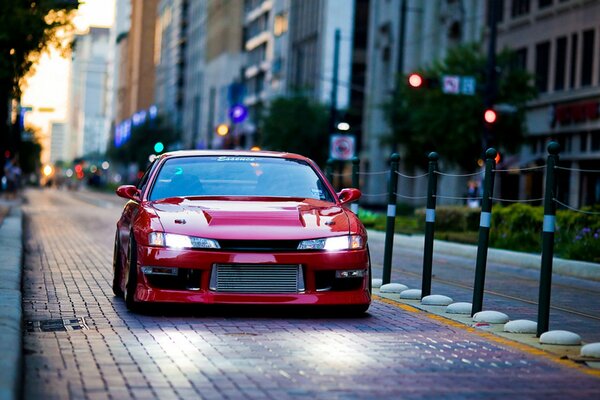 Roter Nissan silvia s14 auf den Straßen der Stadt