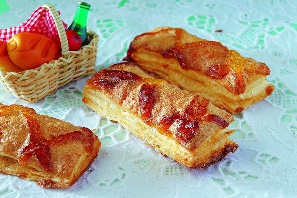 Su un tovagliolo ricamato, biscotti con marmellata