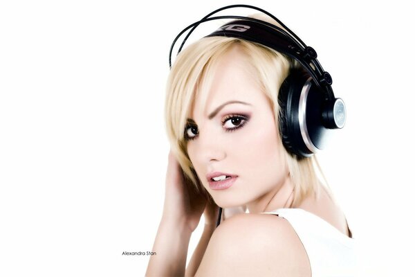 Retrato de alexandra stan con auriculares