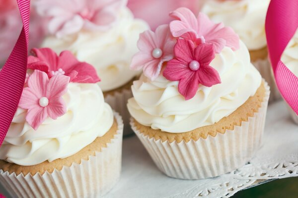 Sweet pastries. Decoration with cream