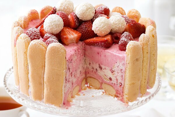 Hermoso pastel de cumpleaños de fresa