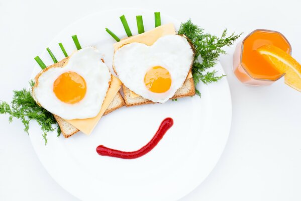 A cheerful breakfast in the form of a face made of toast and fried eggs