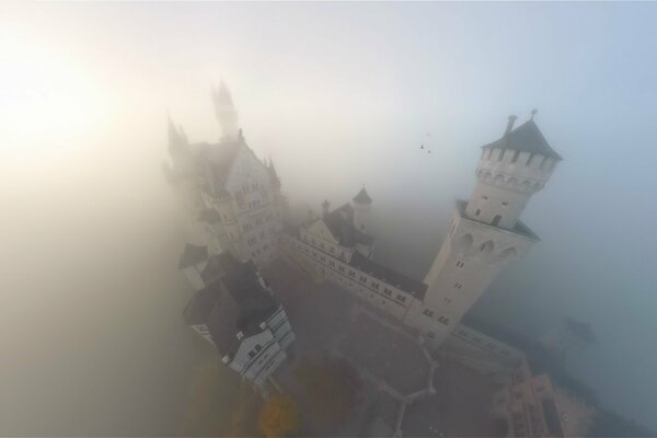 Château de conte de fées dans le brouillard