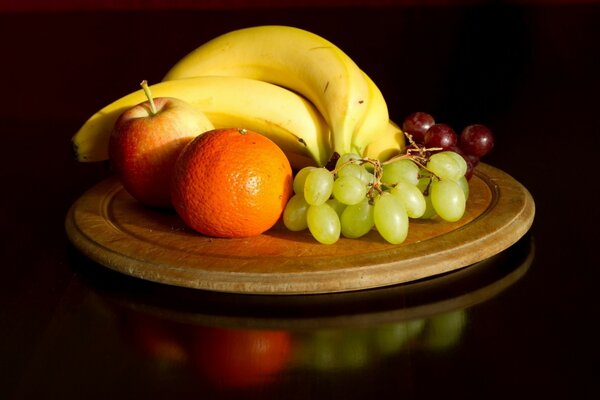 Obstteller aus Banane und Trauben