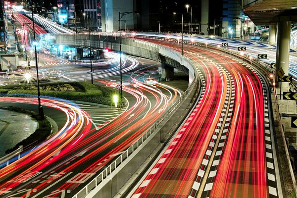 Japón. Iluminación de la bifurcación del puente de la carretera
