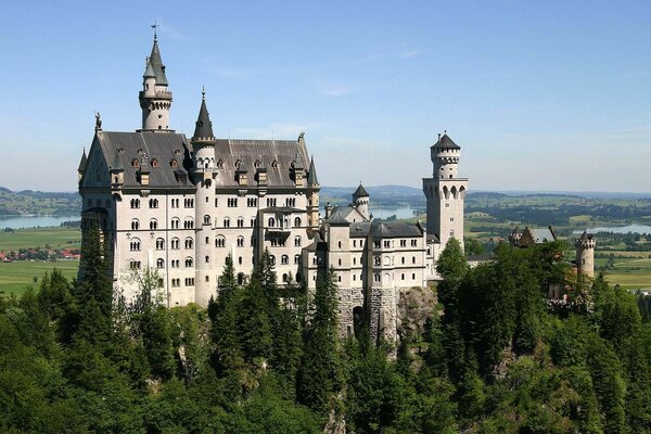 Geheimnisvolle Burg im Wald