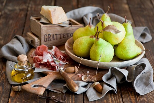 Cuillère avec poire, fromage et jambon