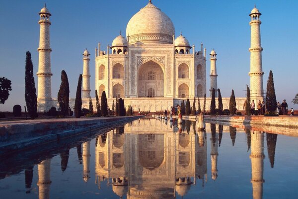 El Taj Mahal y el cielo azul claro