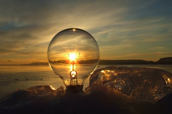 Riflessione dell orizzonte attraverso una lampada a incandescenza