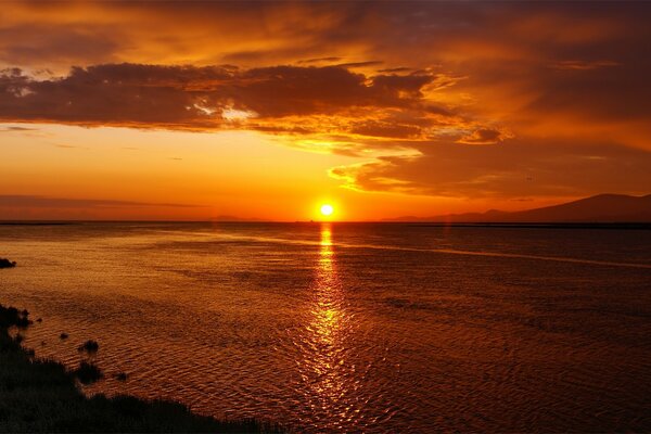 Coucher de soleil orange vif sur la plage