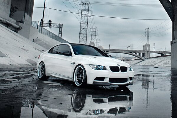 Photo de BMW avec fond sur le pont