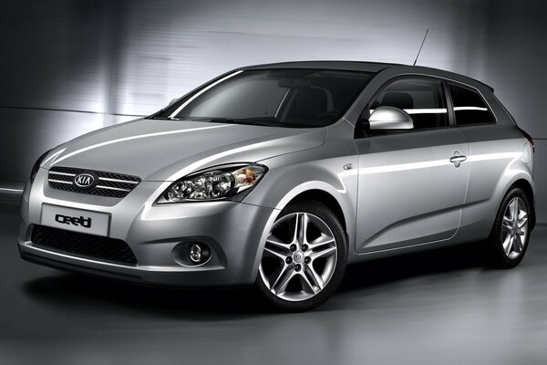 Kia Ceed gris sur fond gris