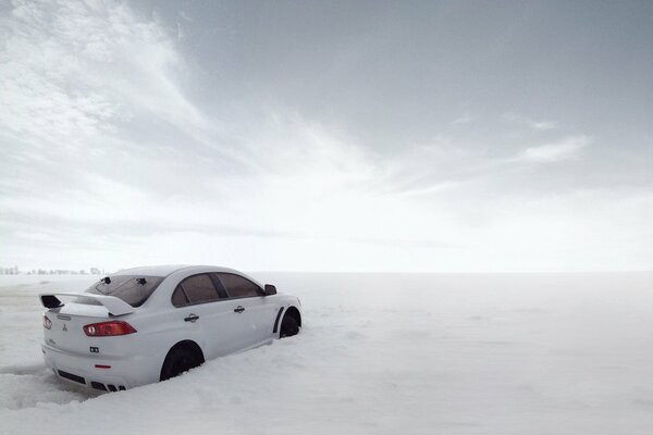 Mitsubishi Lancer en estepas cubiertas de nieve