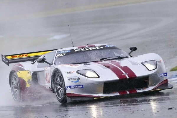 El ford gt gt3 viaja en tiempo de lluvia