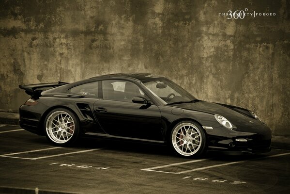 Noir Porsche 997 TT debout sur le parking