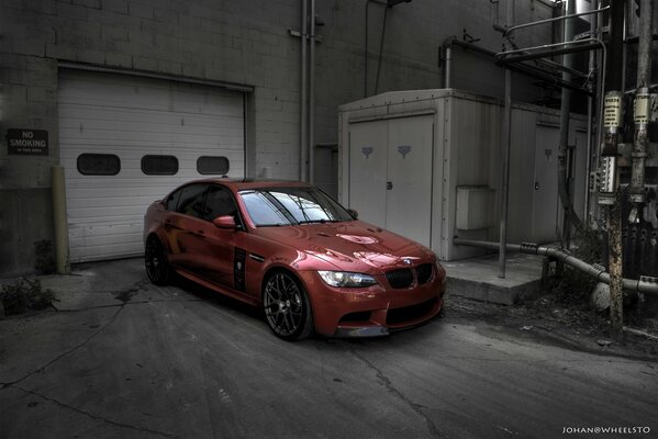 Voiture de sport dans le garage