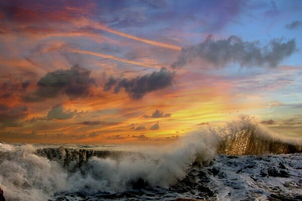 Olas turbulentas y colores inusuales del cielo