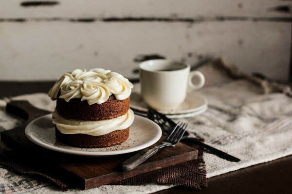 Gâteau à la crème sur un plateau en bois