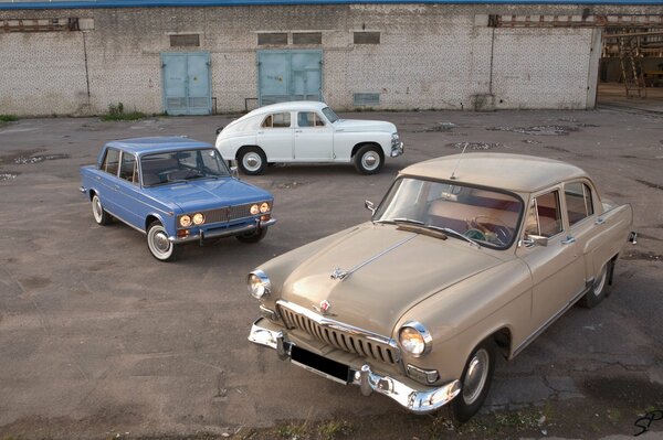 Vieilles voitures soviétiques debout sur le terrain