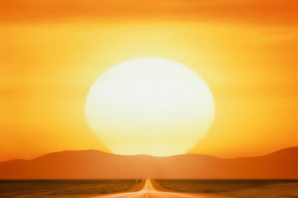 Strada lunga sullo sfondo del tramonto