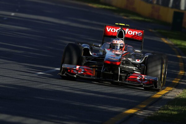 Jenson Button sur la piste de course f1