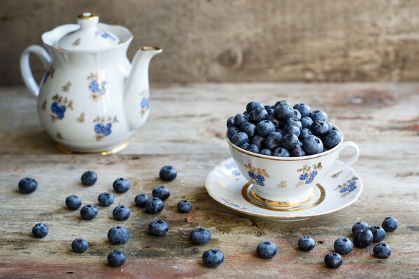 Stillleben mit Teegeräten und Blaubeeren