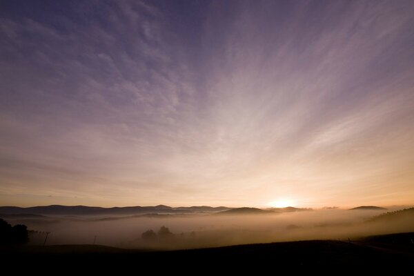 Morgennebel im Hügel