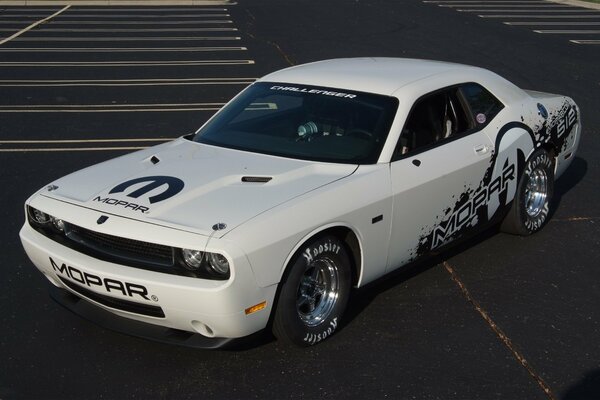 Dodge Challenger lleno en el estacionamiento