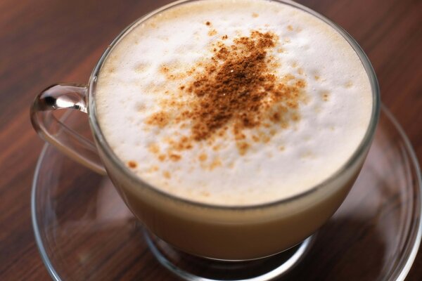 Taza de café con canela y espuma