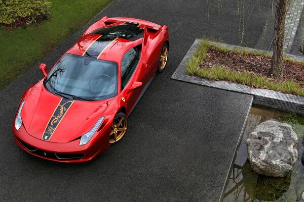 Ferrari rossa con dischi d oro