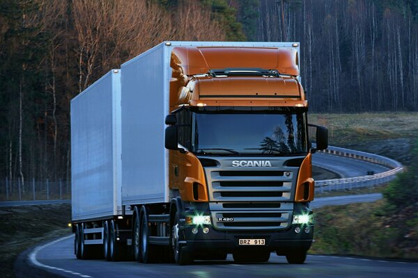 Camión Scania en la carretera en medio de la naturaleza