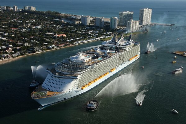 Grand paquebot de croisière dans le port