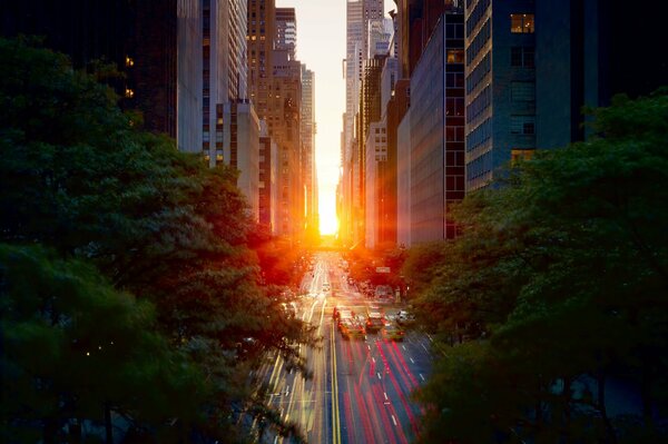 Schicker Sonnenuntergang in den Straßen von Manhattan